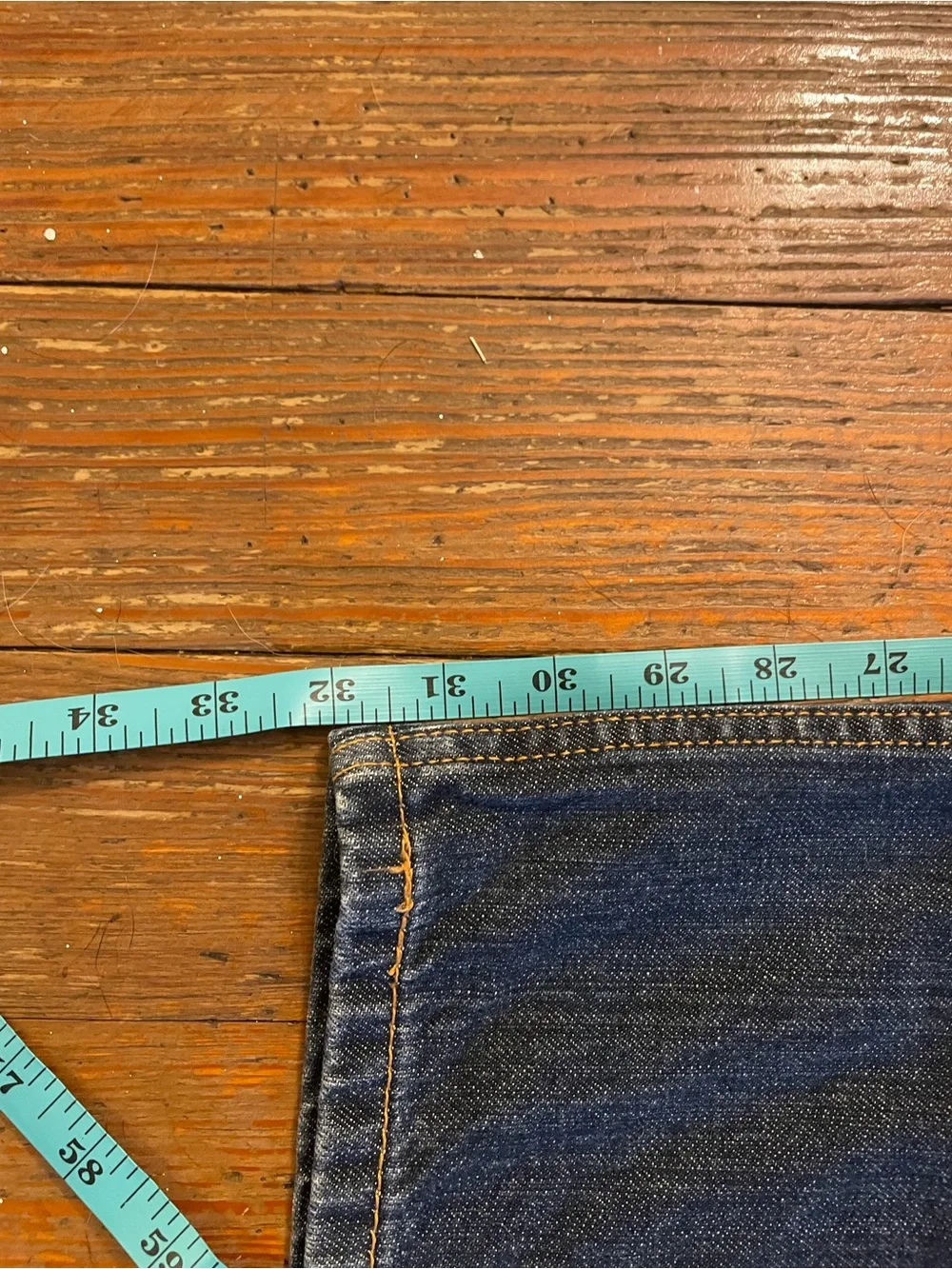 Levi's 550 Relaxed Fit Medium Stonewash Jeans  Men's Size: 40x32.  00550-274